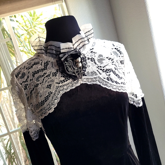 🍒NWT🍒 VICTORIAN RENAISSANCE VELVET DRESS - Picture 2 of 11